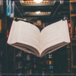 図書館で開いている本
